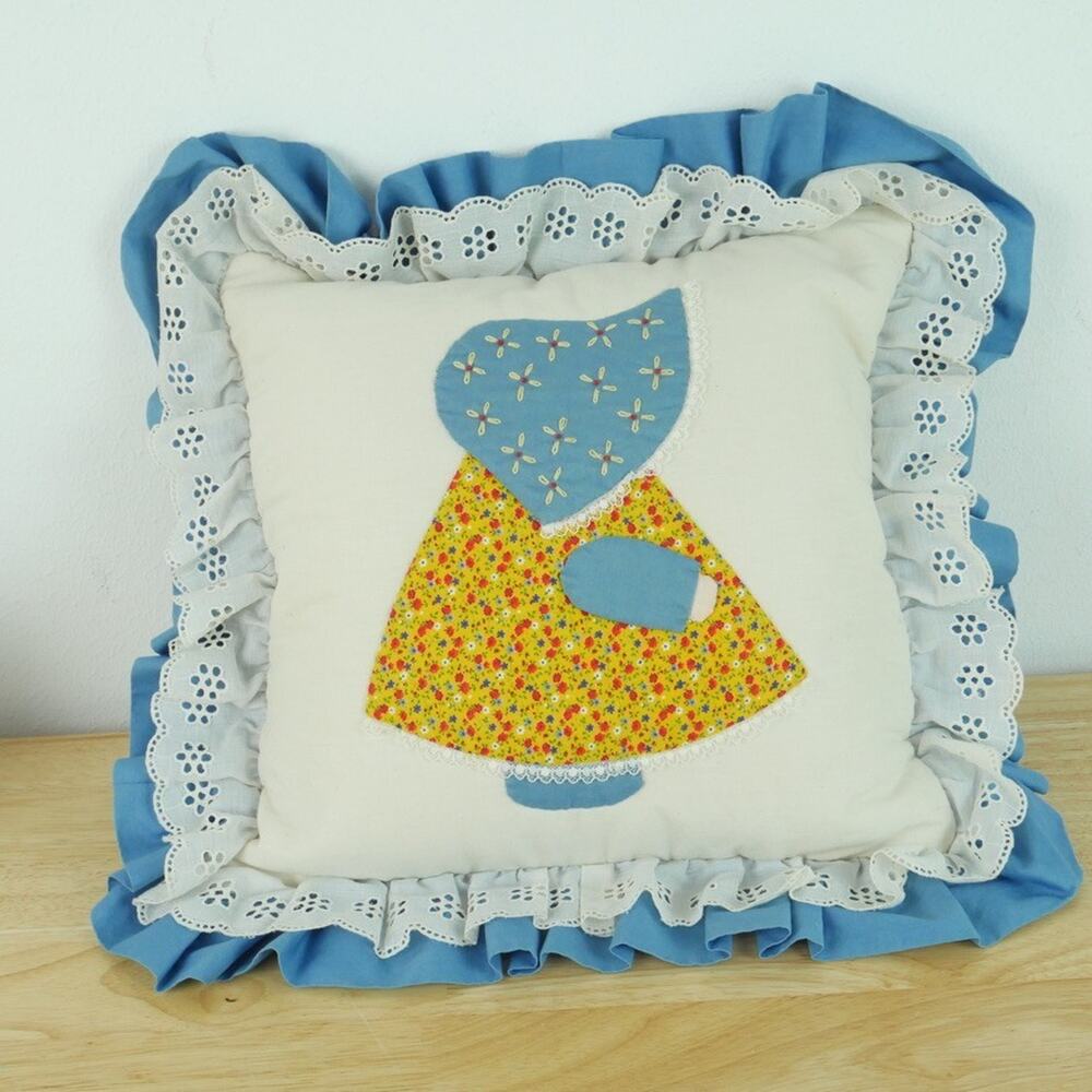 Vintage Throw Pillow Granny Ruffle Eyelet Cottagecore Sunbonnet Sue‎ Embroidered